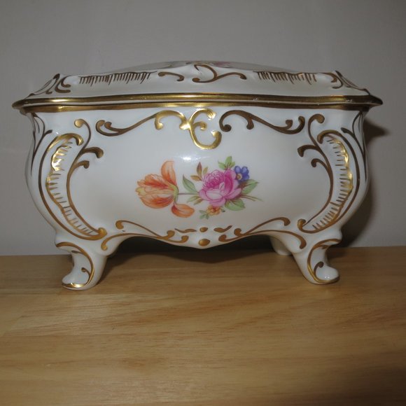 Vanity Dresser Trinket Box Graf von Henneberg Porzellan JL Menau C2462/P Germany - Picture 1 of 9